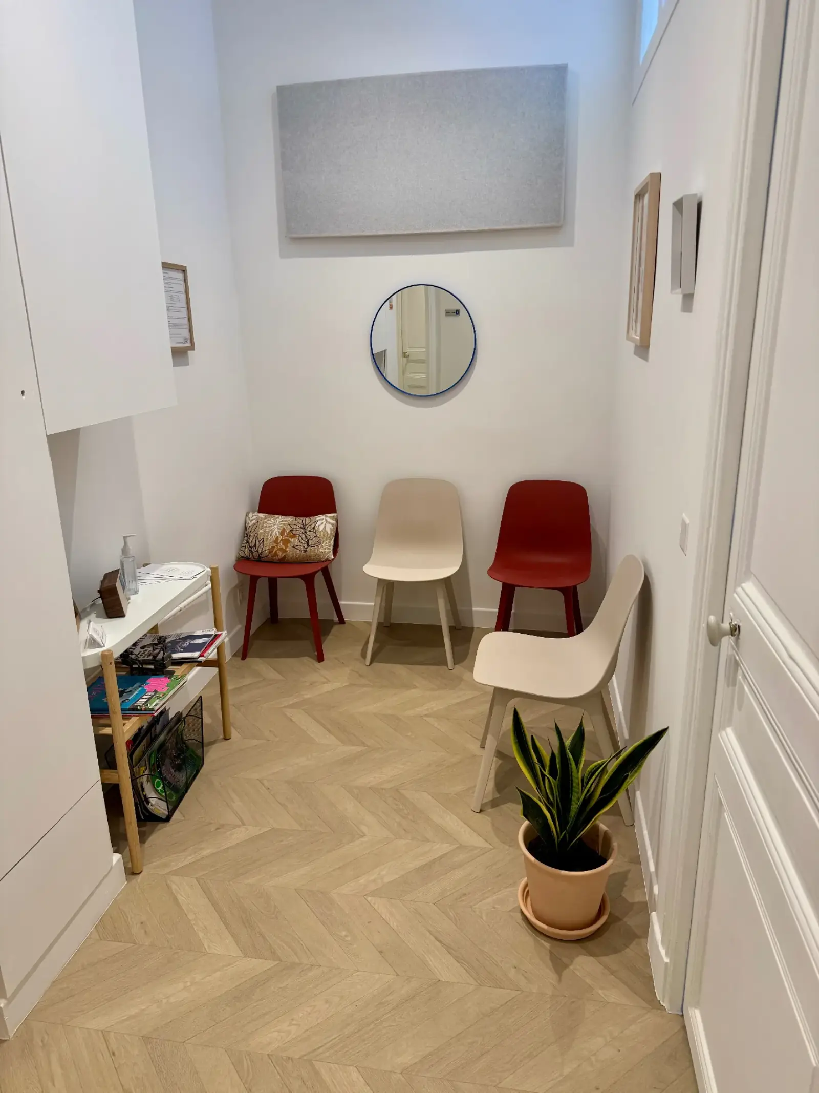 Salle d'attente du Cabinet Bottero à Nice - cadre apaisant pour la psychologie et la naturopathie